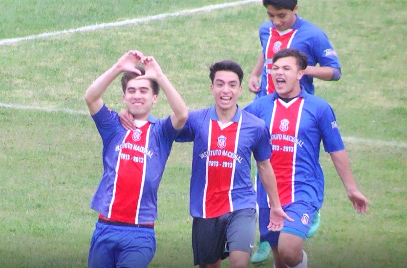 deporescolar's tweet photo. Cordillera y Verbo fueron ratificados como semifinalistas del #Octogonal de #Fútbol UC, #Everest quedó fuera. ¡Verbo jugará con #Nacional en Semifinales! Todos los detalles en https://t.co/K9f4yCFh8M https://t.co/phRbeXcYmn https://t.co/iVMTZ7rgVV