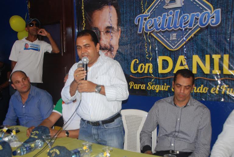 sdaldia2's tweet photo. Empresario Felipe Isa, quien aparece como suplidor de mochilas de Educación y Lucía Medina, encabezó movimiento "Textileros con Danilo" en 2016.
Suplidor de todas las mochilas en Educación. Cuanta Suerte! https://t.co/llB4libskv