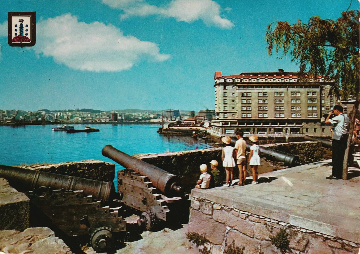 AnoroCoruna's tweet photo. Certos vilegos vinheron facendo ultimamente o imposível por destruir o engado da serea que tenhen por nai, ponhendo-lle cemento polo van e polo corpo todo. Pero ¿que puderon, os cativos, contra a paisage e mais umha velha vocación de harmonia?

XOSÉ DEVESA. https://t.co/cH1Ph3XKES