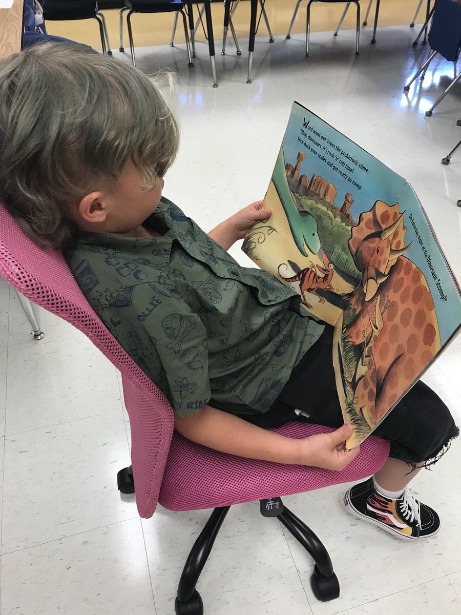 windekel's tweet photo. Seeing my students love reading on the first day!! 😍😍 #firstdayinfirst #ReadersAreLeaders https://t.co/HuPFzxayWH