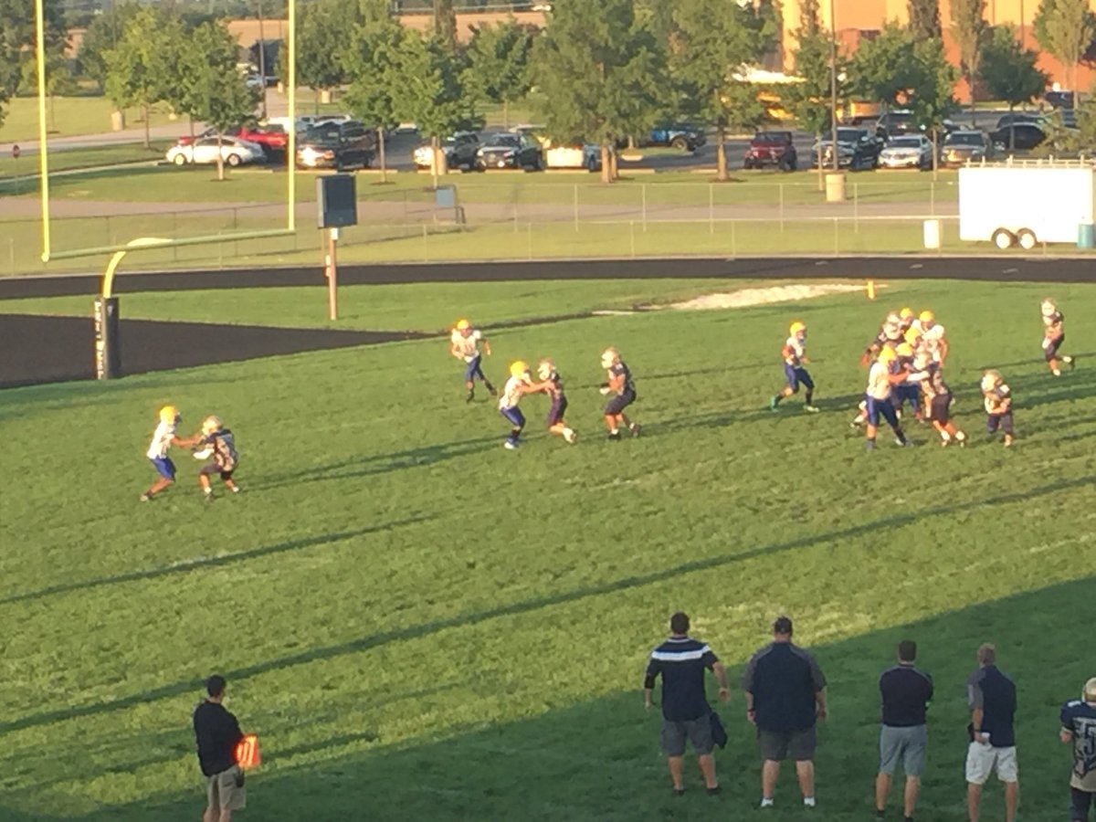 TWMSports's tweet photo. Coach Sullivan draws up a play that is perfectly executed for #10Johnson to run it in from the 10 yd line. Look at those WR blocks to spring him around he corner. #8FB Bruins up 26-0!
#GoodThingsBruin https://t.co/TJrABJ6gxR