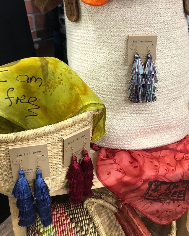 FairTradeDecor's tweet photo. Out beautiful fashion forward 18k gold plated tassel earrings are hand made by women. These earrings help women experience freedom,safety and start developing careers.
#fairttadedecor  #fairtrade. #coronado  #sandiego.  #fashionforward.  #helpwomengainfr… https://t.co/3weRuI0nXl https://t.co/m82tUDKVYM