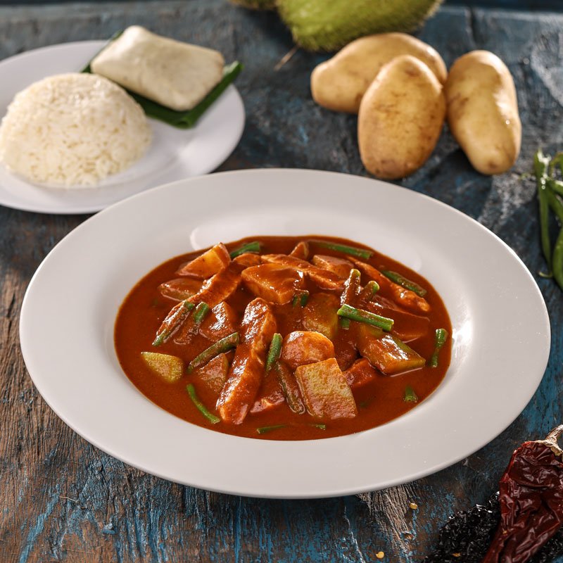 Cada vez disfrutamos más compartir nuestras tradiciones. 🇬🇹  Ven a probar nuestro delicioso Pepián de Pollo, acompañado con un típico tamalito o pan francés.