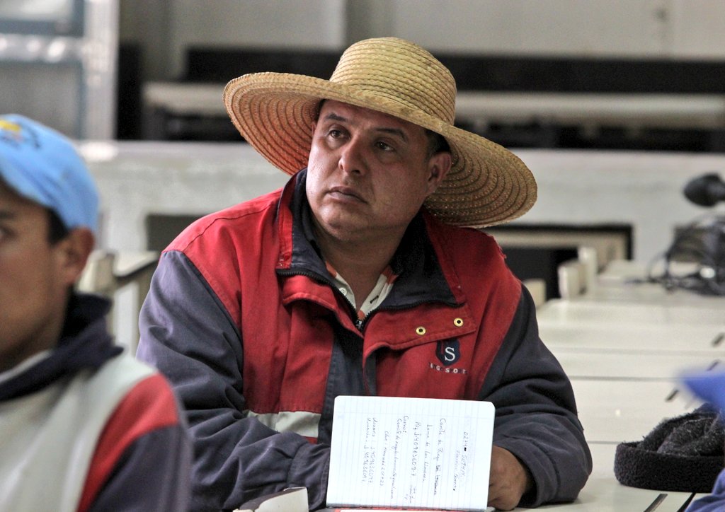 JEHYSONGUZMAN's tweet photo. Escuchamos a nuestros hermanos y hermanas productores de Mucuchies, hombres y mujeres que están produciendo papa, zanahoria, cebollin, cebolla, trigo, ajo... aquí está el pueblo que levantará la producción de nuestra Patria. [1/2] https://t.co/tzcIO4bqvk