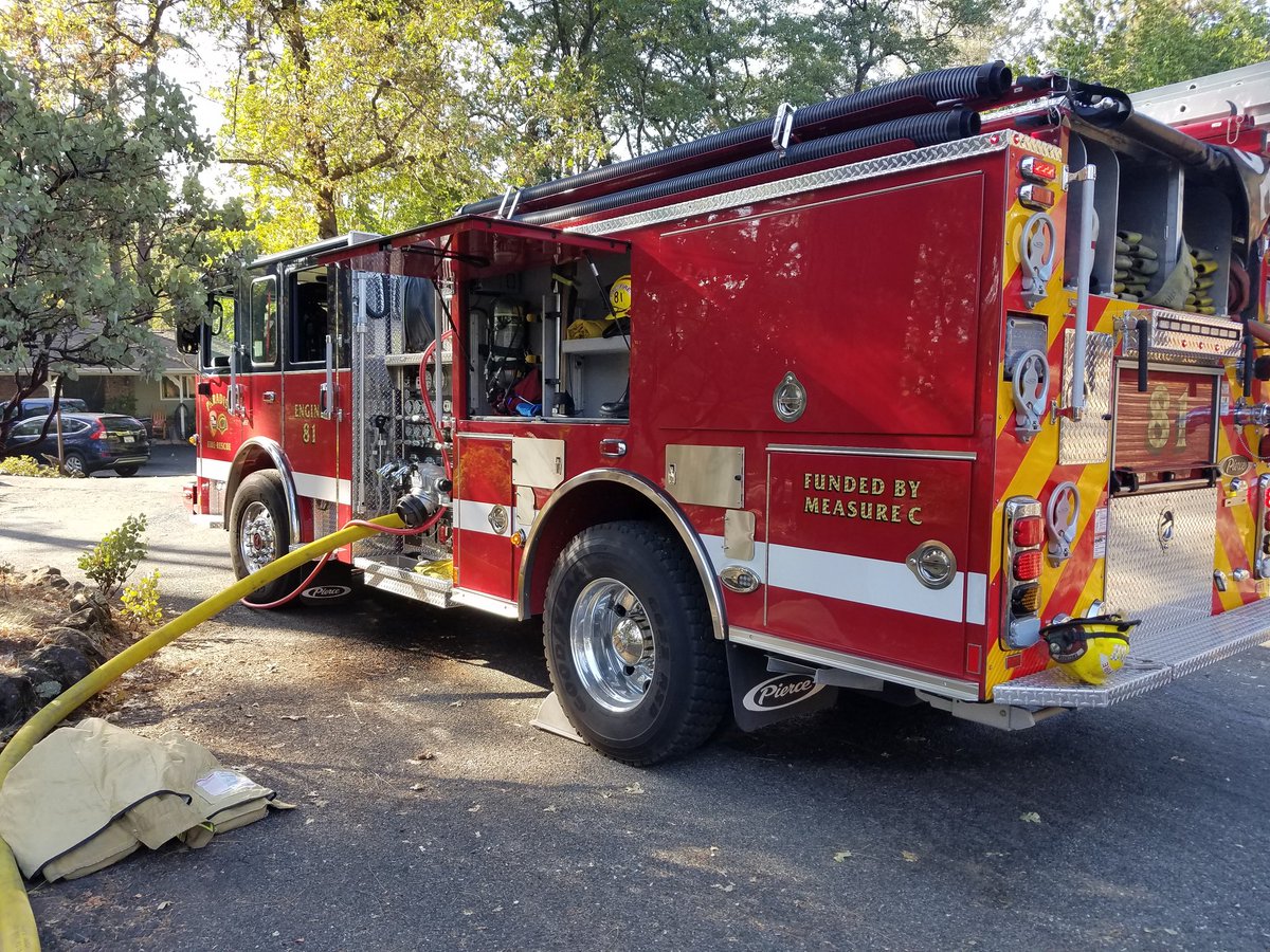 CALFIRE_ButteCo's tweet image. Firefighters have extinguished a house fire on Scott Drive in Paradise. Heavy smoke showing when crews arrived. Fire was quickly knocked down and contained to a back room with extension into the attic. #ScottFire