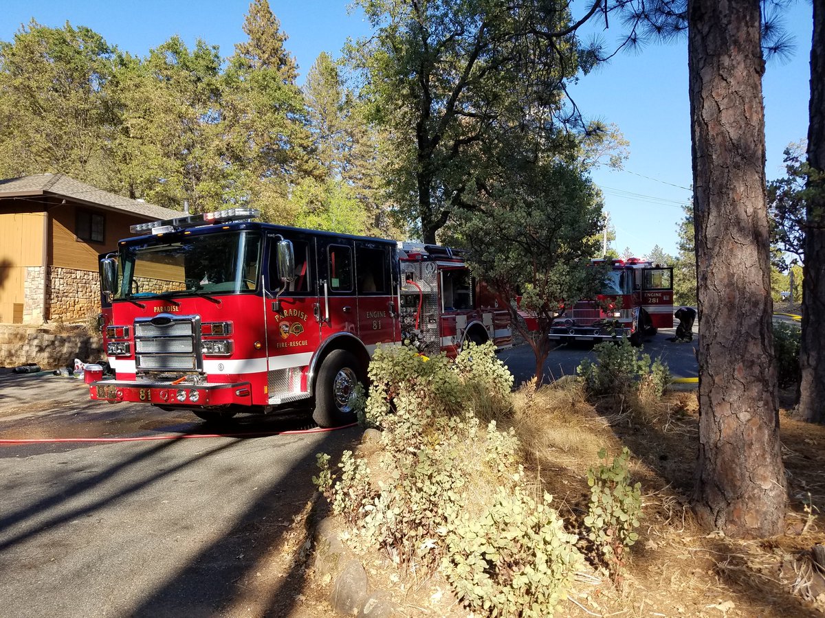 CALFIRE_ButteCo's tweet image. Firefighters have extinguished a house fire on Scott Drive in Paradise. Heavy smoke showing when crews arrived. Fire was quickly knocked down and contained to a back room with extension into the attic. #ScottFire