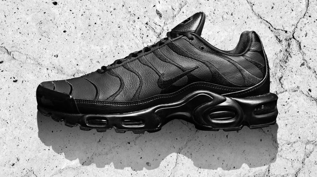 black leather air max plus