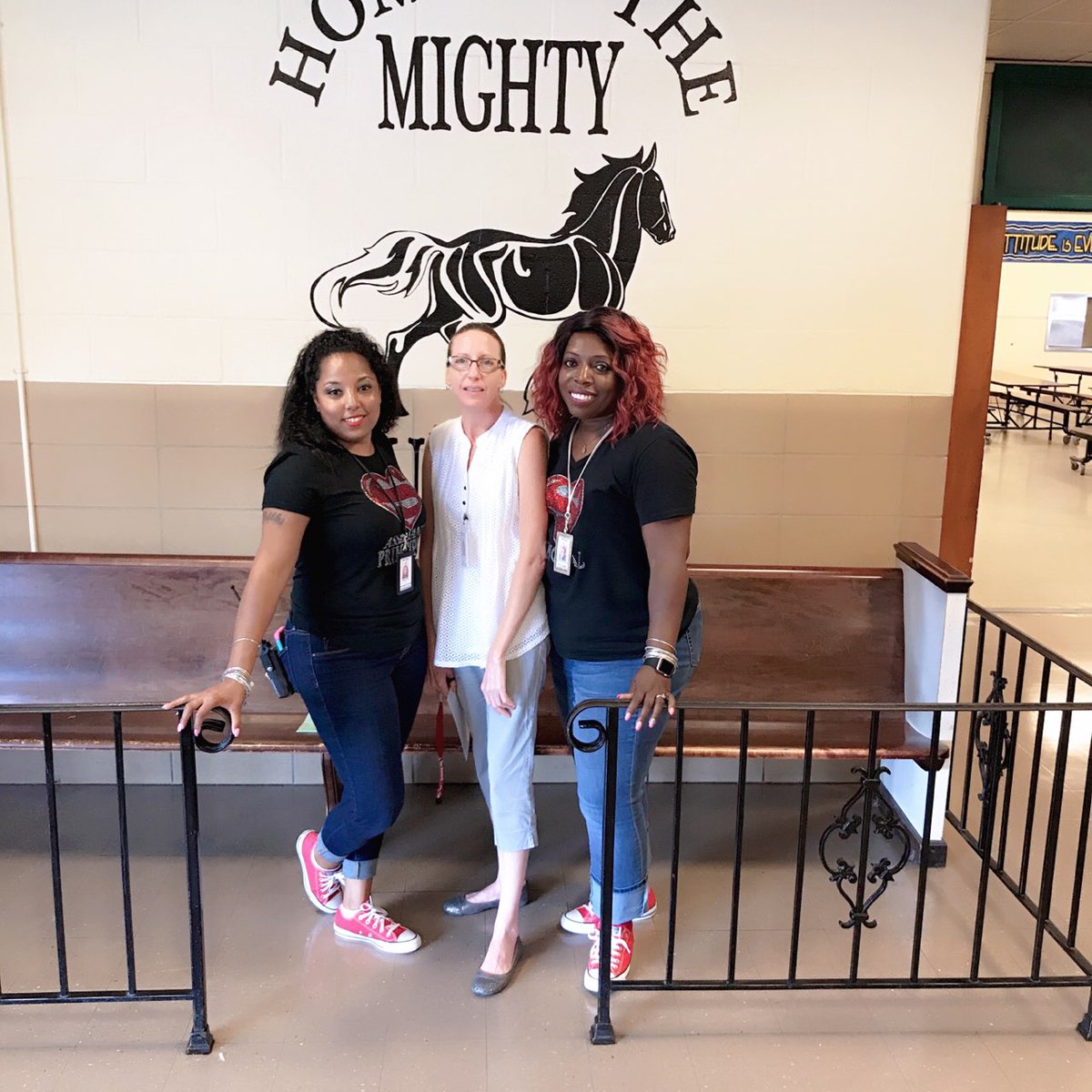 JamesRyderRand1's tweet photo. Thank you to all our community partners for greeting our scholars for their first day.

#PGCPS1stDay  #JRRMustangs https://t.co/15lwhXMbJf