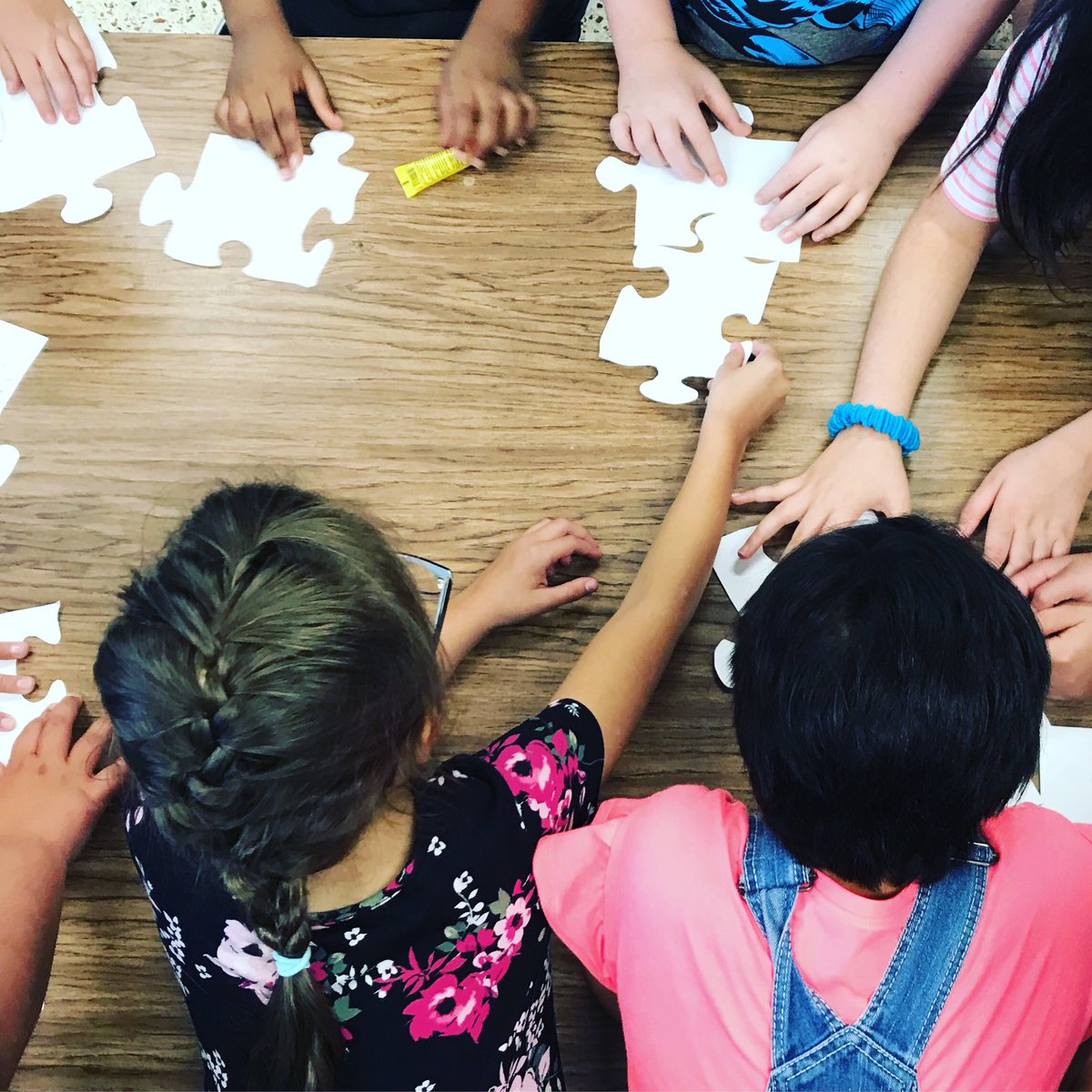 Emily_SimmonsME's tweet photo. All pieces of one puzzle working together to create our classroom community 😍 #MESwim2gether @MalibuESVB @ https://t.co/7xopydCJV7