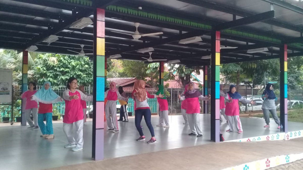 rptrakeuangan's tweet photo. Kumandang semangat yeal:

Salam SSI Heng ha
Lansia ceria
Lansia sejahtera
Lansia sehat &amp; bahagia (yeaay)
Uleg-uleg, pijat-pijat
Badan sehat tanpa obat
Oyee..

https://t.co/8R2mvmKr1u

@Ermasuryani63 
@tutykusumawati 
@sudinppappjp 
@dppappdki 
@bambangkris37 https://t.co/r0BWMm1SgP