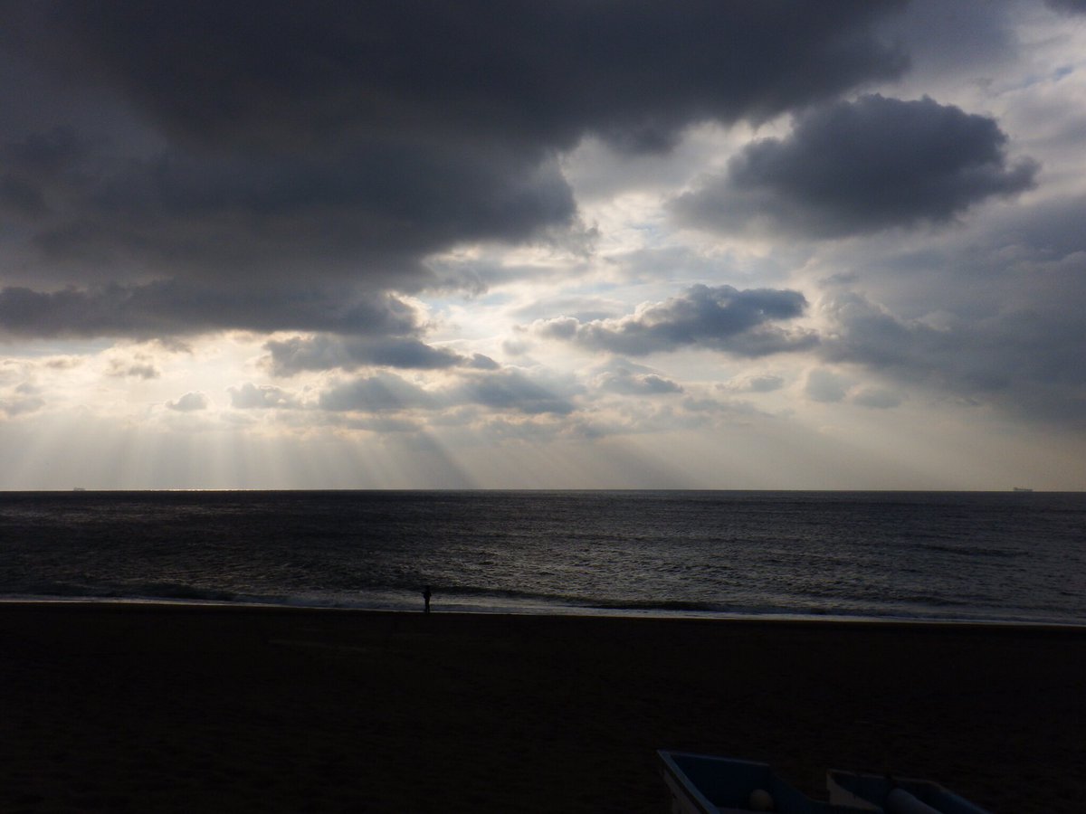 TheShipParty's tweet photo. 台風は過ぎ去りましたが、瓦などが落下する恐れがありますので壊れた家屋には近づかないでくださいね。#台風一過 https://t.co/v3SVWbrpBU