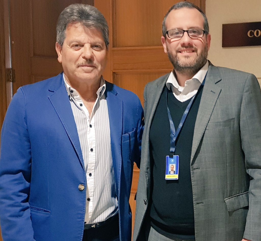 CristianDurney's tweet photo. Mi nueva foto favorita del mundo mundial, junto a uno de los más grandes de los nuestros, el tremendo Peineta Garcés #santiagowanderers #jorgegarces #Wanderers https://t.co/fkZGmlgZCu