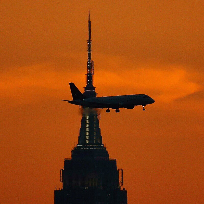 jerrytlai's tweet photo. A @delta jet zips past the @EmpireStateBldg at sunset on Tuesday in #NewYorkCity https://t.co/oJ8dXlo0dc