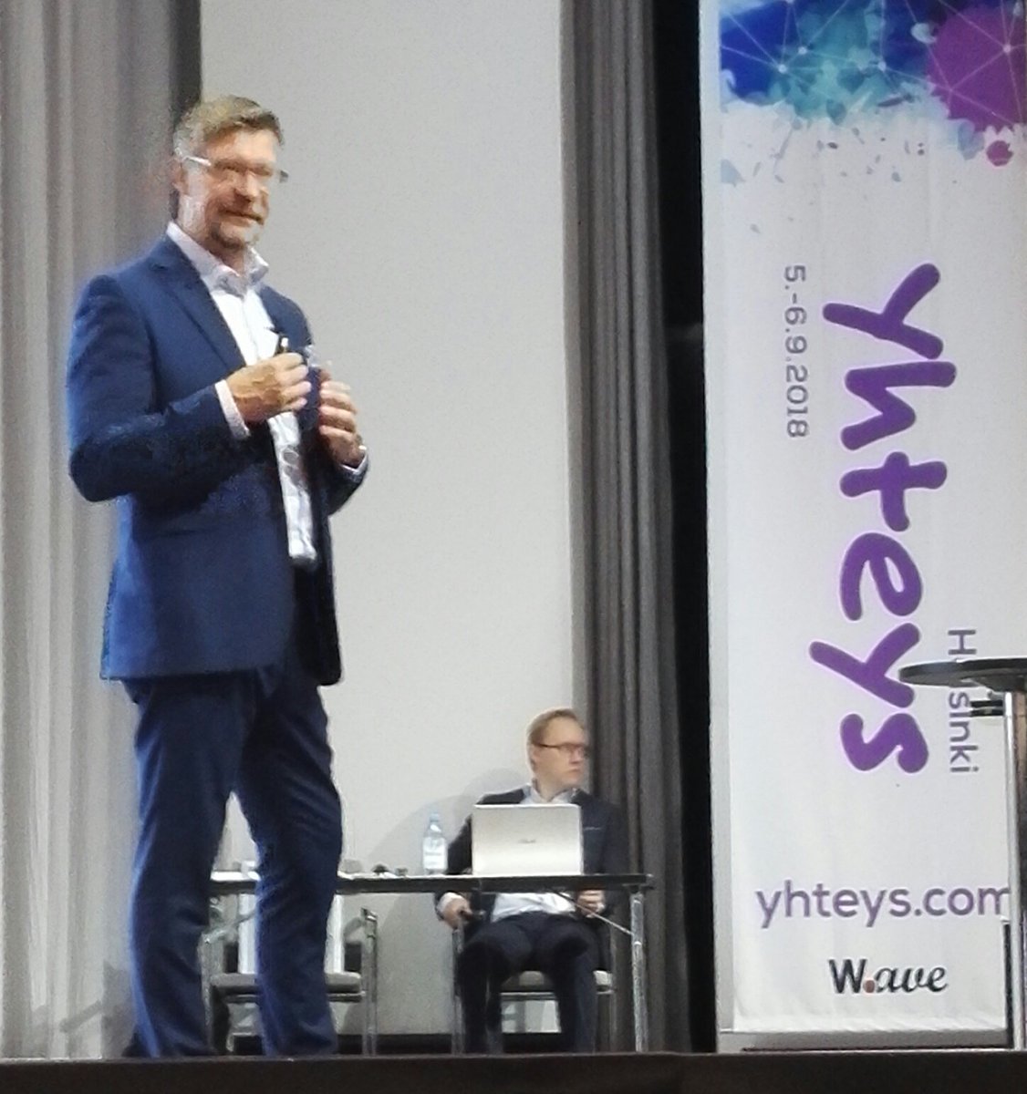 Toippari's tweet photo. "Lauteilla" Jukka Jalonen. Rautaista asiaa ja vinkkejä tiimin johtamiseen #Yhteys18 https://t.co/LwINOWwAhm