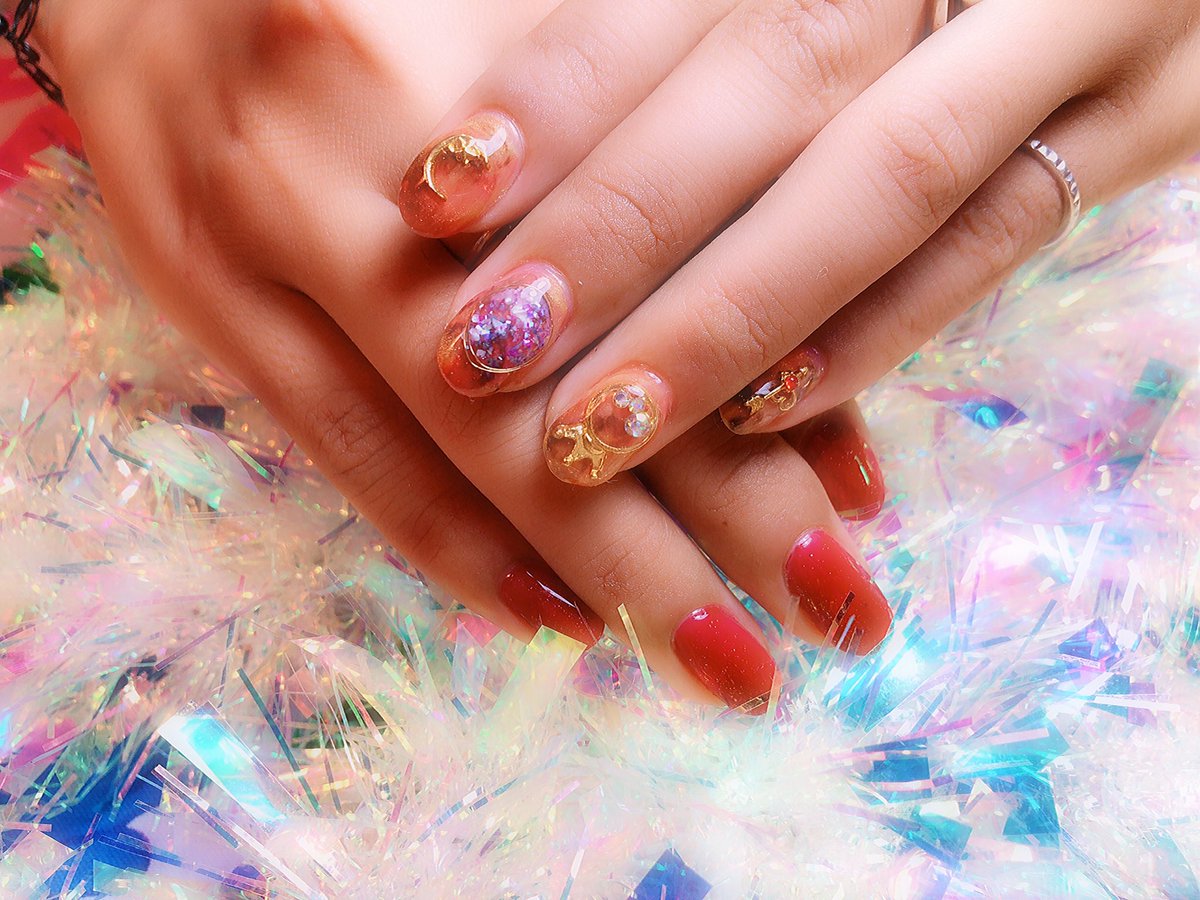 Kedakaiネイル いおり気高い A Twitter 天さんの新しいネイル 今回は片手ワンカラー片手キラキラパーツにしました 秋色にしてパーツはセーラームーンパーツを使ってます 大人セーラームーン ですね いつも色んな事教えてくれてわくわく聞いてます 今日も