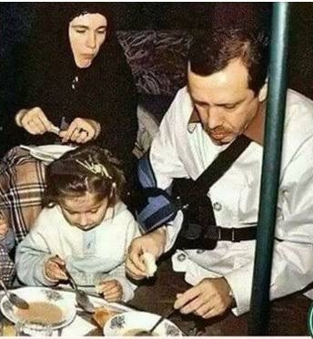 talipmazhar's tweet photo. Sonradan görme olan, israfı sever
Vatandaş açlıktan sıkıyorken kemer
Tayyip, sarayında içiyor ithal Ejder
Eşek eşektir vursan da altın semer https://t.co/F8MZwJuvZB