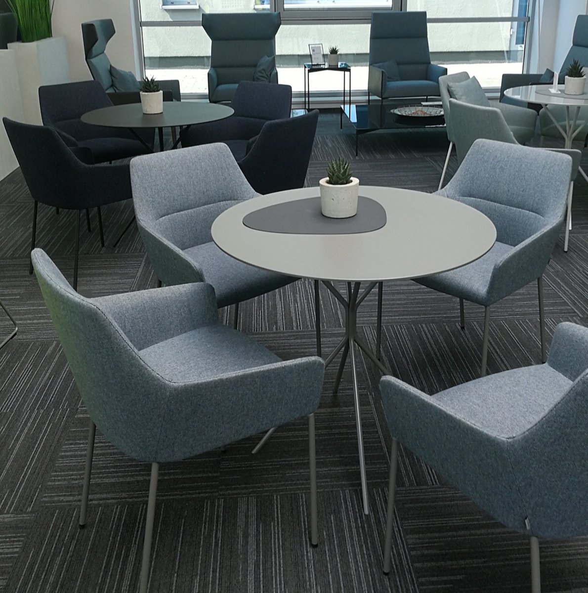 centrumkrzesel's tweet photo. Kawiarnia, sala konferencyjna, czy strefa relaksu ❓
Wygodne tapicerowane krzesła i fotele znajdziecie na naszej stronie 
➡️https://t.co/5D8Ohr9PUA⬅️
#Interiors #aranżacje #krzesła #profim #furniture #styleinteriors #table #style #design  #interiorstyle #Warszawa #poland https://t.co/8LgPuiLiMG