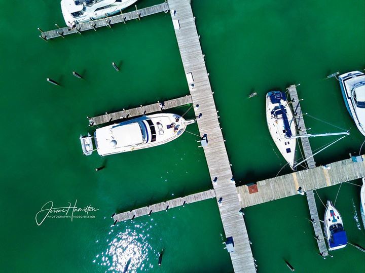 Before we headed out on Flynn’s little 46’ schooner, Ha ha, I’ll took a few aerial shots of the marina up at Lake Michigan. Thanks for the invite @jamesschmelzerworkshops #aerial #drone #lakemichigan #boatparty #jeromeghamilton #djimavicpro #dji #dronelife #marinaphotography