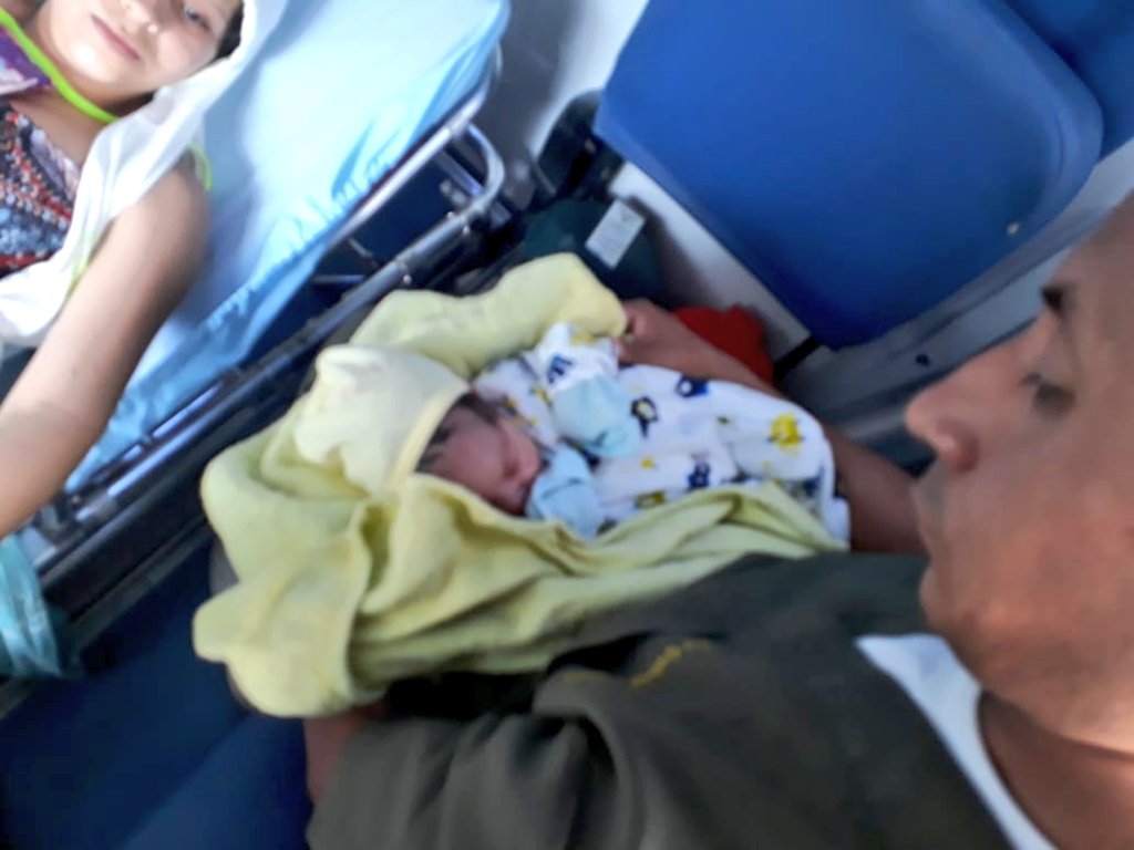 Ejercito_Div6's tweet photo. #SoldadosHorus del #BatallónEspecialEnergéticoYVial19 realizaron apoyo humanitario con la atención de un parto el cual fue atendido por un enfermero de combate y posterior traslado de la madre y el recién nacido hasta el municipio de Puerto Rico #Caquetá. #Batot20. @COL_EJERCITO https://t.co/uUzzJPmYaR