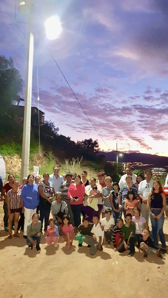 TemoGalindo's tweet photo. Con calles mejor iluminadas, tenemos una ciudad más segura. Entregamos a los vecinos de Colinas del Sol la electrificación de la Calle Casiopea con valor de $246,300.76 pesos. ¡Tu familia es lo más importante para nosotros! https://t.co/Nf2PEgIEW3
