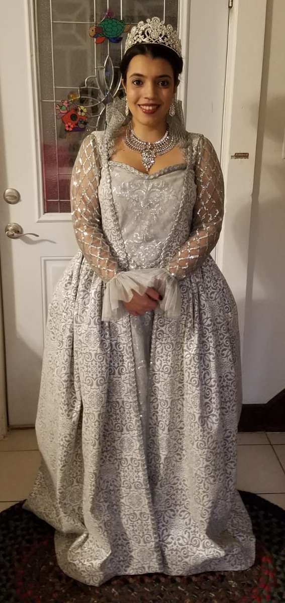 HeedayaKisswani's tweet photo. After months of work and searching through fabric stores..I have finally completed my good queen cosplay for #OUATNJ i hope that I have done our queen justice in this gown! #evilregal #OUAT #TheGoodQueen #lanaparilla @LanaParrilla I hope you like it ❤️ https://t.co/oXbjxWazlB
