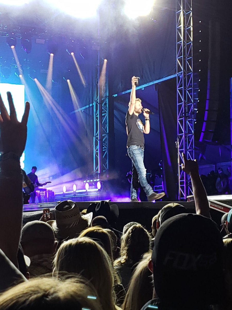 crystal61309's tweet photo. @DierksBentley is the best live performer I've ever seen and #SevenPeaksFest was no exception. The musicality of his performance, artistry, and abundance of energy cannot be beat. How has he never been entertainer of the year? #ACM #CMA #shouldbeacrime https://t.co/5lBKhbtf4c