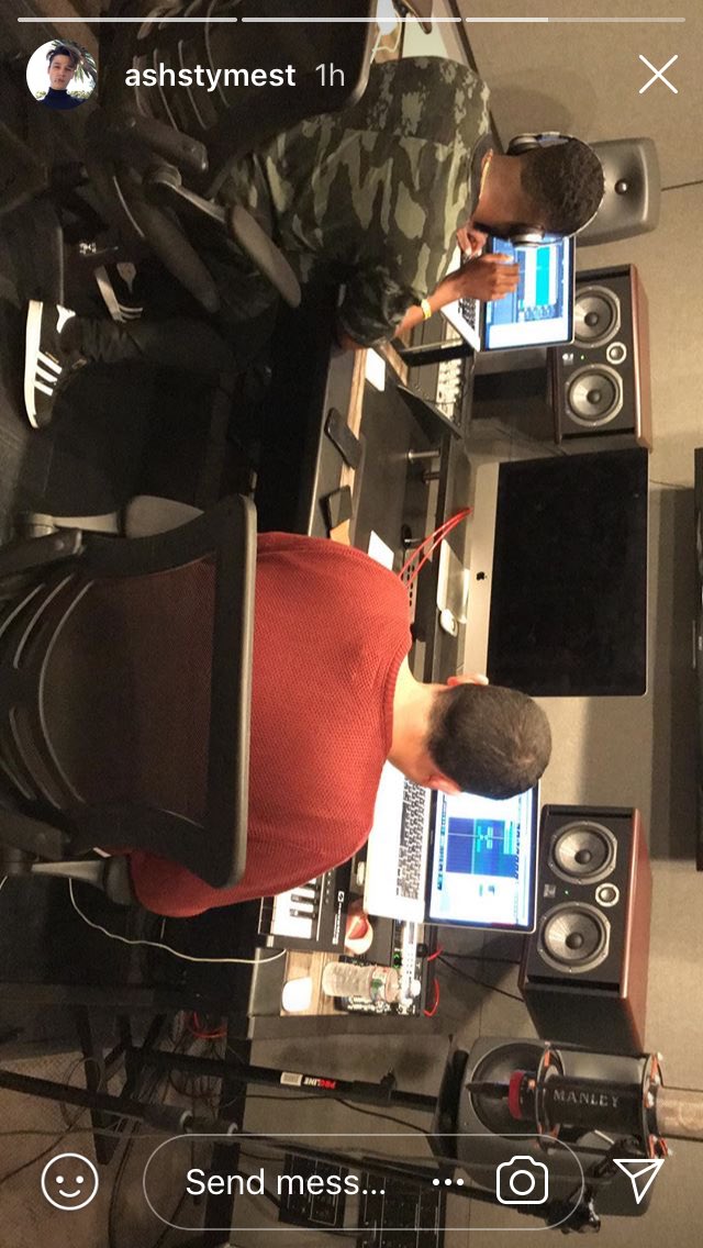 #AshStymest ‘s ig story | ห่างหายไปนานเเอชกลับมาอัพโซเชียลถี่ขึ้นสักพักแล้วครับ หลังจากเข้ากองถ่ายไปอาทิตย์ที่แล้ว มาอาทิตย์นี้ก็ย้อมสีผมใหม่เลย ผมว่ามีความบลอนด์เงินกว่าครั้งก่อนนะ