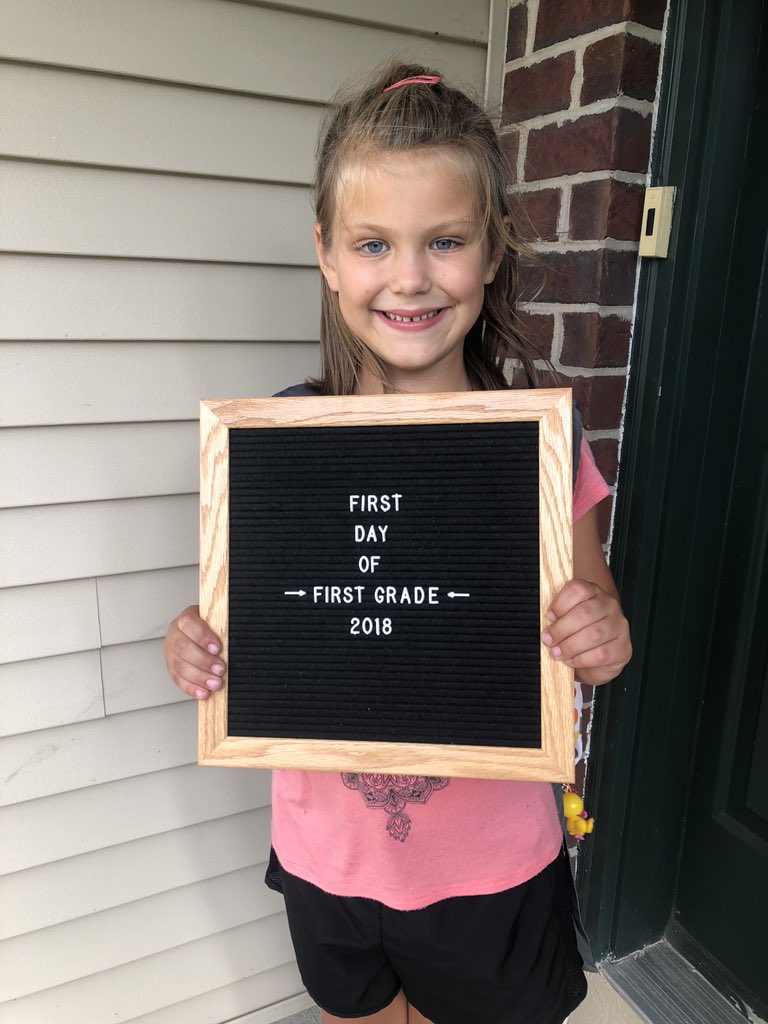 Paige_Pratt_'s tweet photo. Mom’s #firstdayofschool pic vs mine. I win. #firstgradedomination https://t.co/2aoTYA9Fcc