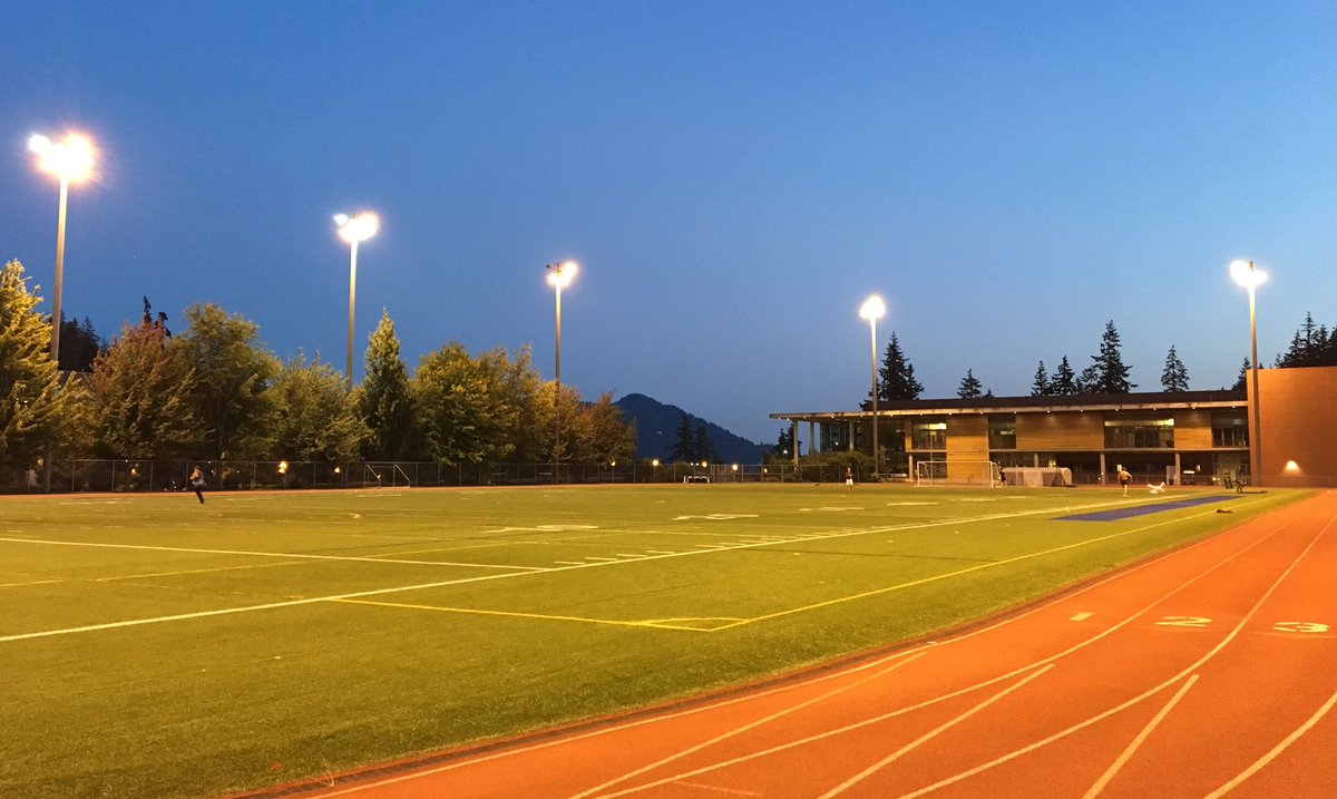 WWUCampusRec's tweet image. Now that the days are getting a bit shorter, our turf field will be illuminated until 10pm through the start of fall quarter! 💡💡💡
Grab your friends and come out and play while the evenings are still comfortable!