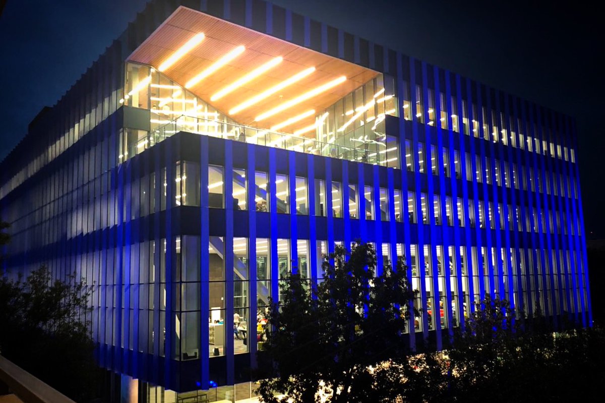 TECcampusMTY's tweet photo. 🔵Nuestro campus se pinta de ✨ luz azul para celebrar las miles de historias que han sucedido en estos 7️⃣5️⃣ años. 🙌🏻 #75AñosTec. 💙 https://t.co/TkjH80P1cL