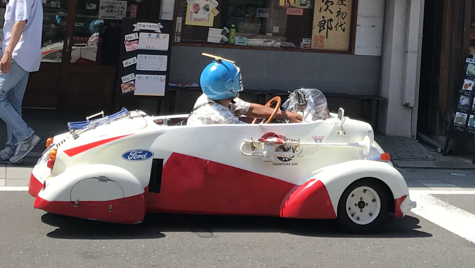 名香智子 川越市内に食事に行ったらドラえもんカーに会った おじいさんがドラえもんヘルメット被ってます 川越はおじいさんのクラシックカー乗りが多いんだな T Co Gtytg7vtez Twitter