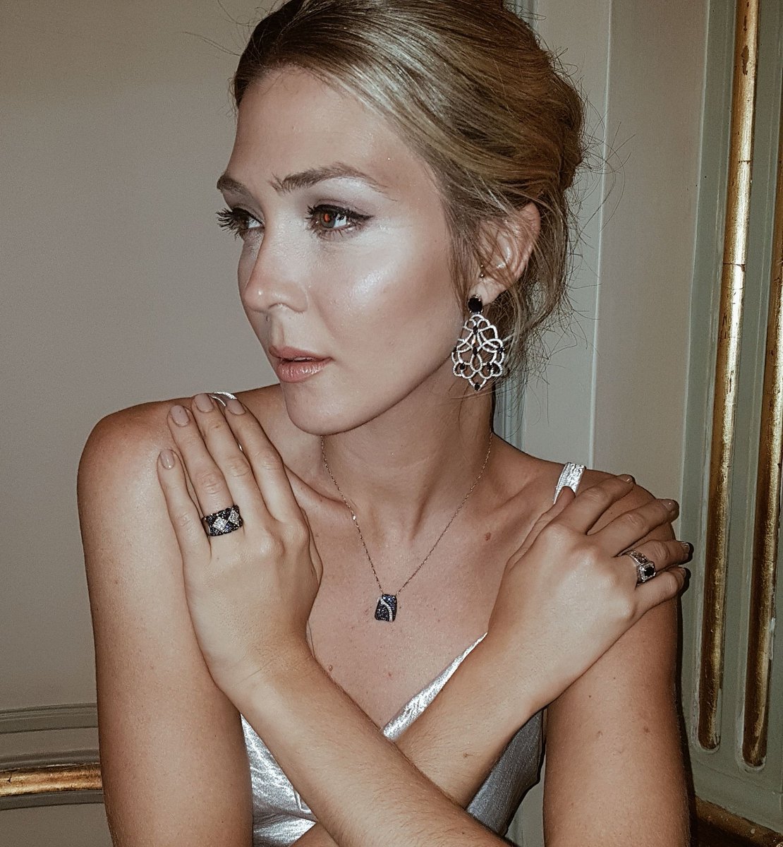 Back desfile <a href="/RubiRubiLujoArg/">RUBI RUBI</a> en #ARFW2018. Peinado <a href="/Leocosenza/">Leo cosenza</a>