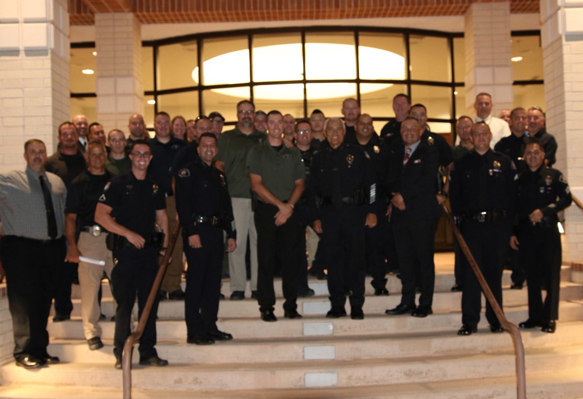 AzPPOAOfficial's tweet photo. Welcome Chief Miller! We are excited to have you as the leader of the @PeoriaAzPS!! #policechief #peoriapoliceaz #peoriaaz https://t.co/4MzPtDUcZu