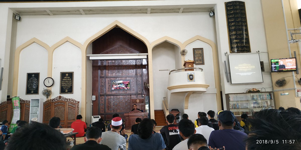 yuslie_atma's tweet photo. Unik. Orientasi dalam masjid . Engko ade ? #UniSZAPastiTahu #MMSUniSZA1819 https://t.co/1G2zT86wtB