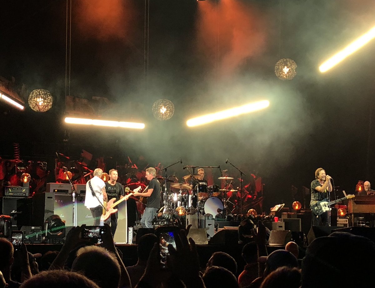 himollynooo's tweet photo. Pearl Jam with my sis. Best with the best. https://t.co/5RlCNWtJ5S