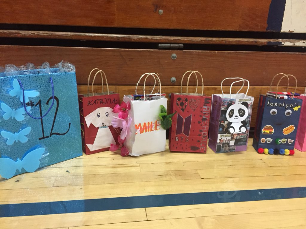 3humblepie's tweet photo. One of the coolest things I’ve taken from UNITY Camp is the idea of -Warm &amp; Fuzzies- everyone picks a partner &amp; their partner designs their bag and everyone on the team writes a positive message about each teammate on a flashcard and puts it in their bag. 
@ChinoHSVB #respectance https://t.co/bCm751yXD6