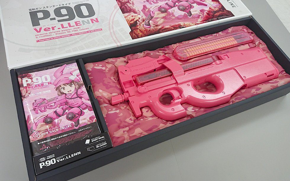 東京マルイ Airsoftgun コチラが P 90 バージョン レン のパッケージ ピーちゃんの下には どこかで見たピンクの迷彩布が 左の説明書下には 本限定品のための時雨沢先生書き下ろし小説 80ページ も その下の小箱には ピーちゃんに合わせて