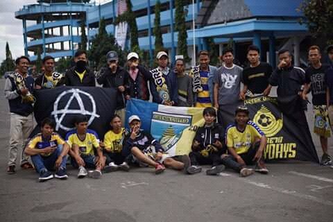 ULTRASPAGER's tweet photo. Suwun dulur #AwaySleman #UltrasGresik https://t.co/sjgPTmPMCl