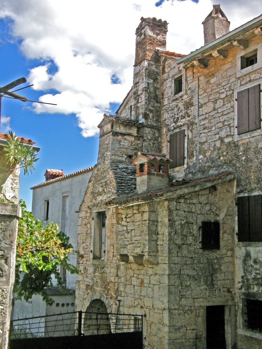 drago_karlo's tweet photo. OLD ARCHITECTURE #TINJAN 😃📷❤️ #ISTRIA #CROATIA #planet #Earth #world #life #countryside #environment #heritage #walking #hiking #travel #explore #ecology #picture #photography #nature #NaturePhotography @TapardeaA #stonecity #oldcity #statecity https://t.co/Khnm9q7cLe