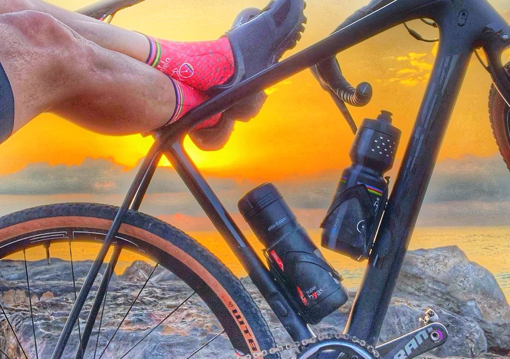 LBCshop's tweet photo. A veces conviene parar, respirar, y disfrutar. Aunque sea sólo por un ratito mientras se esconde el sol. Nuevos calcetines @BicicletaLa disponibles en https://t.co/zSC0h836L7 y @Maillot_Noir #friendslbc #estilolbc #socks #cyclingsocks #sunset #sun https://t.co/ndGSHdUdn6