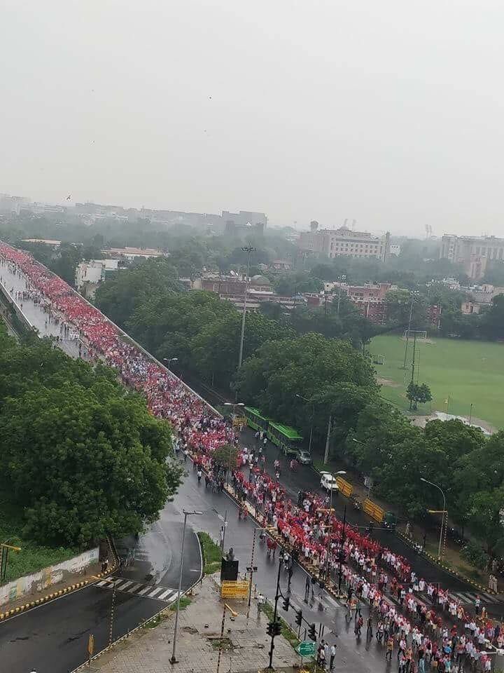 dheerajik's tweet photo. സഖാക്കളേ...
മൂന്ന് ലക്ഷത്തിലധികം കർഷകർ അണിനിരക്കുന്ന പ്രതിഷേധറാലിക്ക് ദില്ലിയിൽ തുടക്കമായി...

#DelhiChalo
#Mazdoor_Kissan
#Sangharsh_Rally
#5thSep2018
#MazdoorKisanSangharshRally https://t.co/PdMyIyBOKz