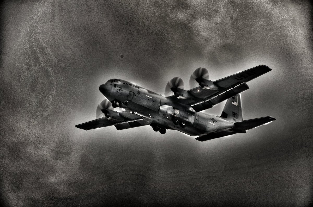 ETAR_Spotter's tweet photo. Which one do you like best 1 or 2 of this C130 landing at RMS #planespotting #perfect #planegeek #avgeek #fourengines #shortfinal #boeing #lockheed #landing #aviation #military #wow #cool #arrival #fullflaps #USAF #Airforce #c130 #hercules https://t.co/HkKlkOYTQM