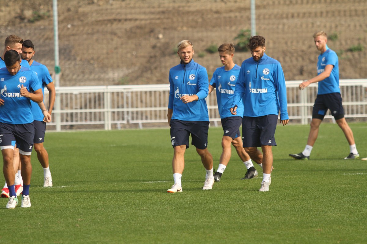 barthvolker's tweet photo. Kuck an... der #Geisi hat in der U23 nen Buddy bekommen 😁 #S04 #Schalke #Fußball #Oberliga #Knappenschmiede #football #soccer https://t.co/0rAe4igOKi
