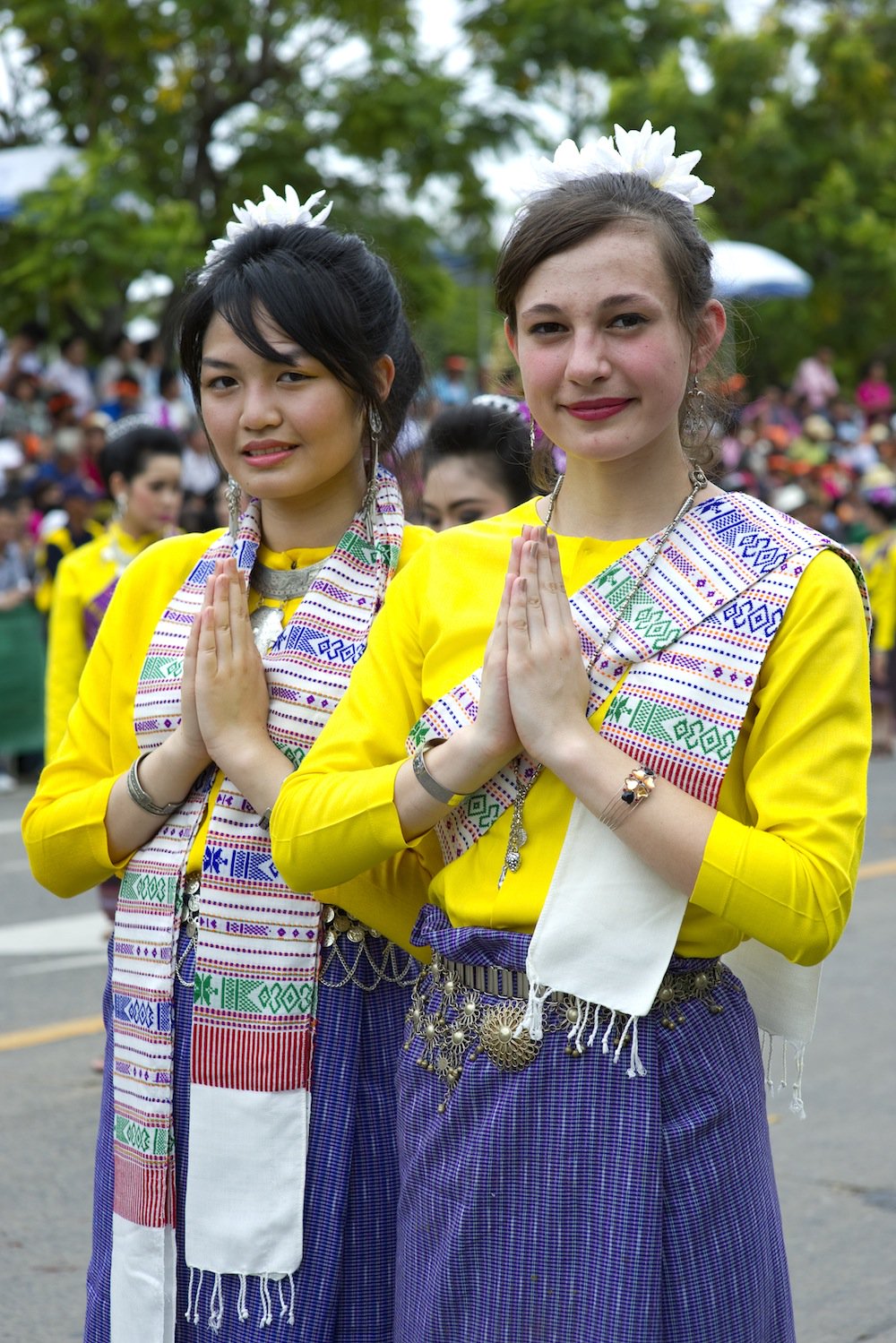 タイ国政府観光庁 タイの民族衣装には正装があり 男性用は スア プララーチャターン 女性用は シワーライ と呼ばれています 女性用の正装は布をスカートのように腰に巻き サバイ という別の布を胸に巻いたり肩にかけたりします T Co