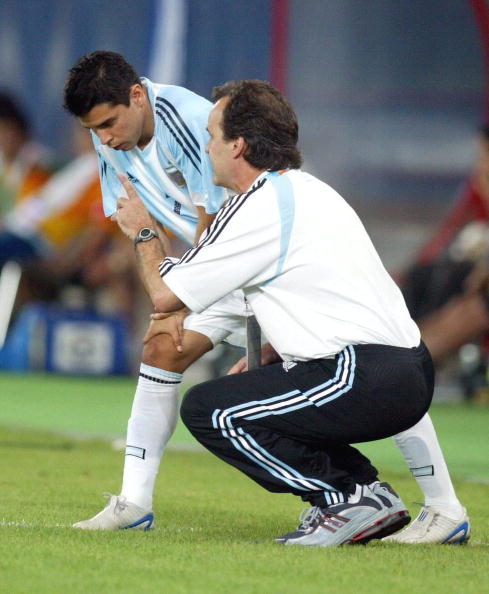 CampBCN10's tweet photo. "Vas y jugás como si estuvieras en la plaza, y ese que todos los días trae una camiseta nueva estuviera enfrente tuyo. Vas y le mostrás que el tendrá plata, pero nunca fútbol"

#BIELSA #SAVIOLA #AFA https://t.co/qFgWeZtOGS