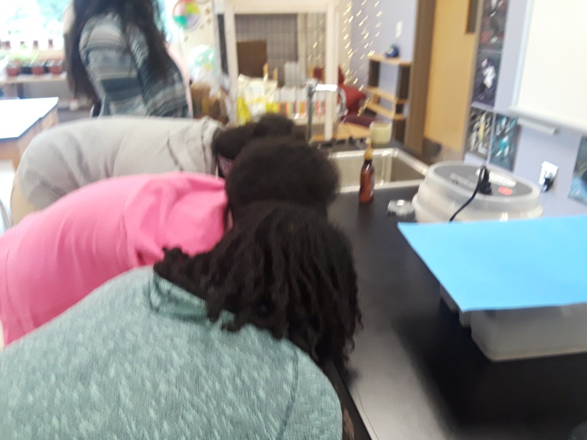 GrundSabrina's tweet image. On a visité le labo! When STEM &amp;amp; Work Languages go 👭 @apscskywla Merci @MsLPena 😍🐤🐣 #quails #passécomposé #french @gadoeworldlang @APSWorldLang