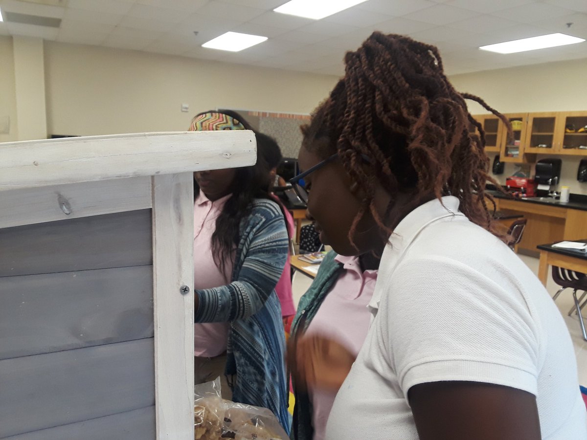 GrundSabrina's tweet image. On a visité le labo! When STEM &amp;amp; Work Languages go 👭 @apscskywla Merci @MsLPena 😍🐤🐣 #quails #passécomposé #french @gadoeworldlang @APSWorldLang