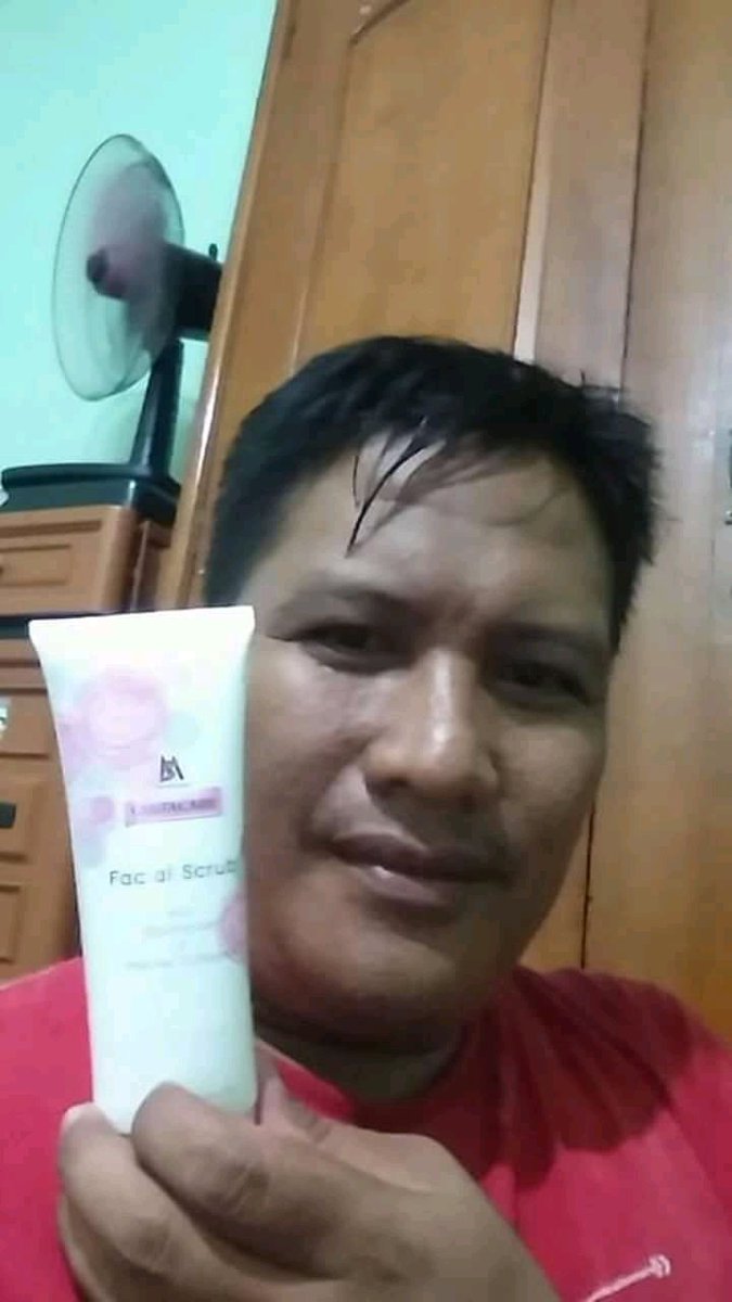 Jual kosmetik itu tidak harus cantik.

Ganteng juga boleh.......😎😋