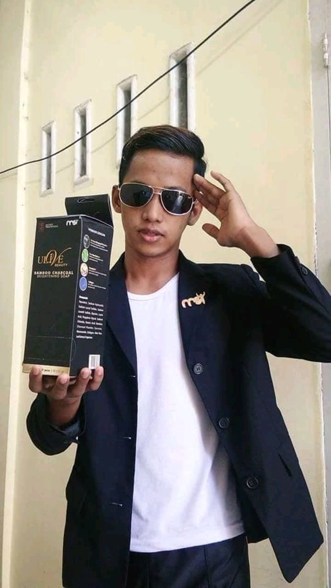 Jual kosmetik itu tidak harus cantik.

Ganteng juga boleh.......😎😋