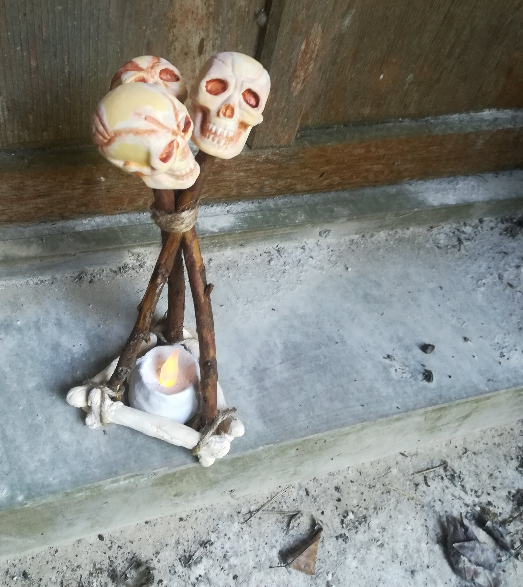 ふじとーに ついに夏休みの図工の部完成 デッドバイデイライトの呪いのトーテム作ってましたー 百均でここまでできたら御の字です 飾る場所はたまに変えよう Deadbydaylight Dbd 呪いのトーテム T Co Umzes9f4bn Twitter